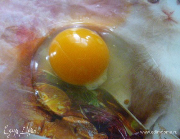 Теперь делаем тесто.
Берем сырое яйцо.