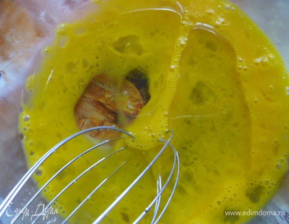 Хорошо его взбиваем и добавляем растительное масло.