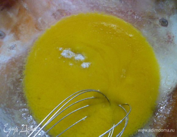 Хорошо перемешиваем и добавляем 0.5 ч.л. соли. Перемешать.