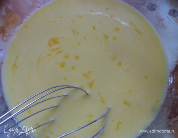 Влить молоко.