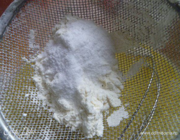 Смешать муку с содой. Я просеиваю сразу через ситечко в тесто.
Сразу скажу, что соды можно и 0.5 ч.л. положить, и можно 1 ч.л. соды, тогда будет пышнее. Я же делаю для дочки, поэтому кладу меньше.
Хорошо перемешать.