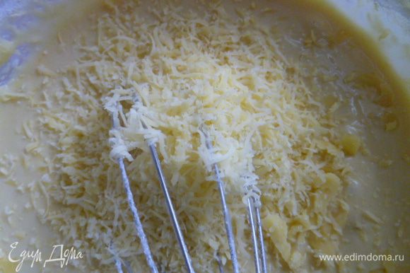 И добавить твердый сыр натертый на мелкой терке. Хорошо перемешать. Сыра можно брать больше, до 150 грамм, тогда нужно больше соды. Тесто готово.