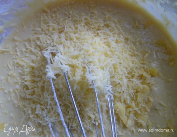 И добавить твердый сыр натертый на мелкой терке. 
Хорошо перемешать. Сыра можно брать больше, до 150 грамм, тогда нужно больше соды.
Тесто готово.