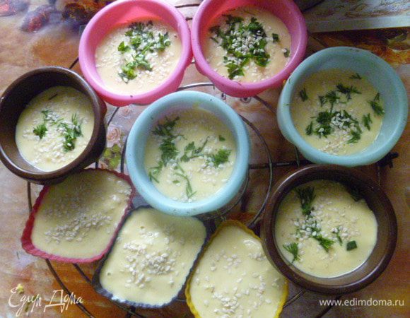 Наливаем тесто в формочки. Сверху я посыпала кунжутом и зеленью.