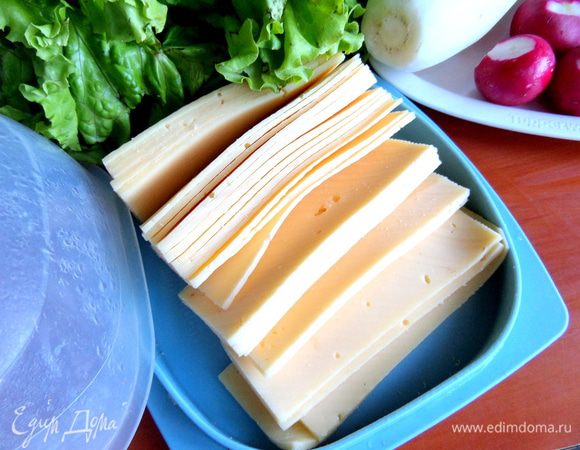 Сыр тоже заранее нарезаю тонко и держу в сырнице...У меня дети очень любят бутерброды с сыром на завтрак и не только!