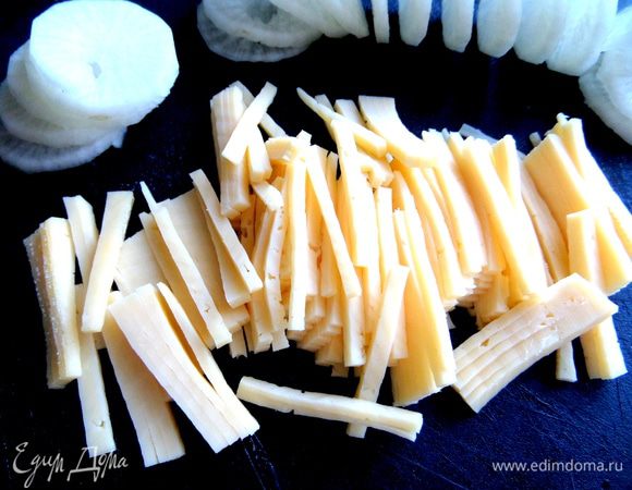 Мне осталось только нарезать поперёк кусочки сыра на соломку.