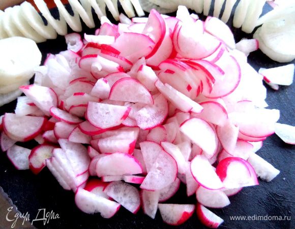 С редиской тоже всё просто: нарезать на полукольца.