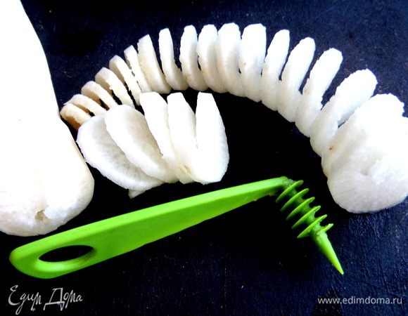 А вот с дайконом я решила немного поиграться при помощи вот такого гаджета (противное слово!) от фирмы ТЕСКОМА.