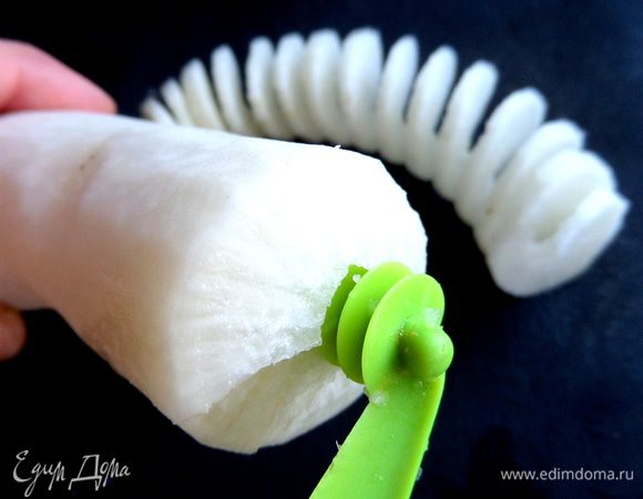 Для этого в очищенный помытый дайкон вставляем в центр наше приспособление-сверло.