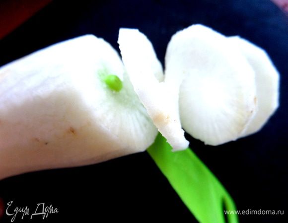 И ведём по кругу,слегка нажимая на ручку. Она и прорезает овощ!