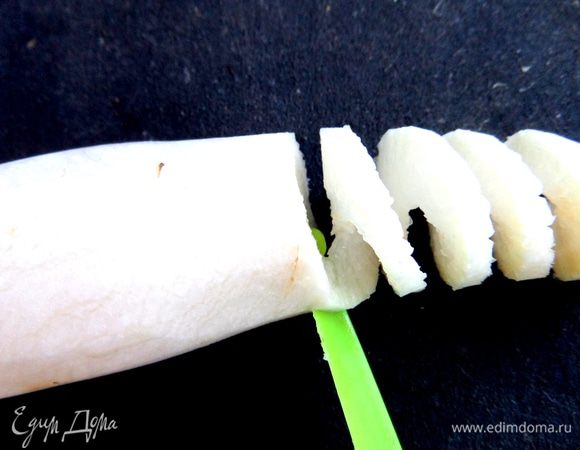 Из-под ножичка вылезает вот такая весёлая спиралька))))