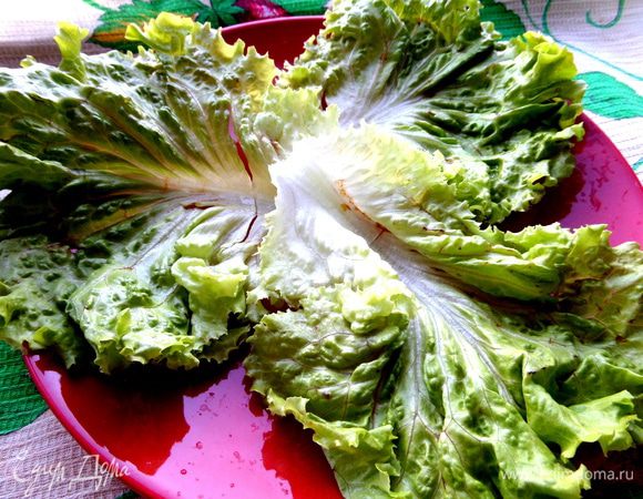 Теперь всё просто...Выкладываем на большое блюдо листы салата.
