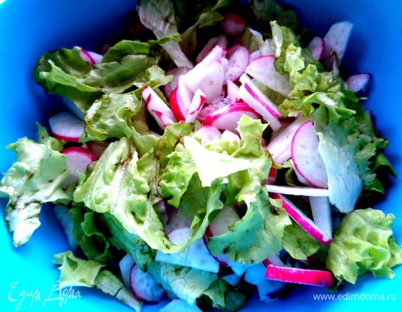Порвём несколько листиков и смешаем с редиской.