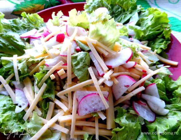 Высыпаем на блюдо,смешаем с сыром.