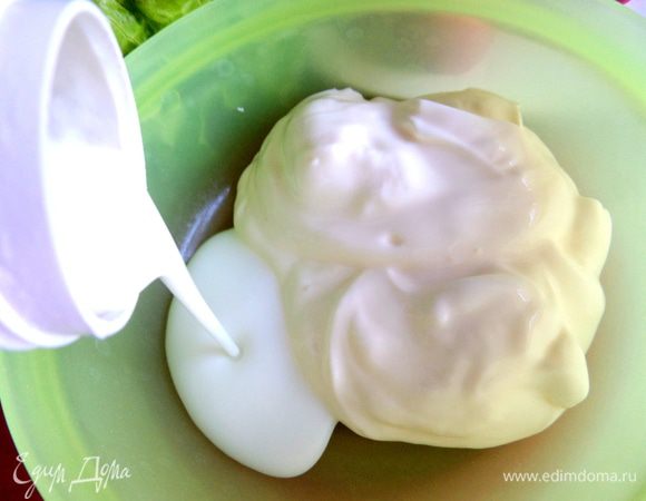 Смешиваем сметану и кефир примерно одинаковое количество.