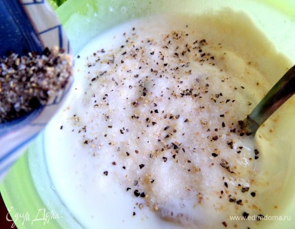 Добавим перец,соль. Перемешиваем.