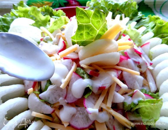 Поливаем равномерно на салатик.