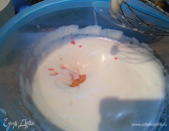 Отделить белки от желтков. Яйца даются в рецепте среднего размера. Взбить белки с 4 ст.л. воды, постепенно добавляя сахар в пышную пену. Добавить желтки. 