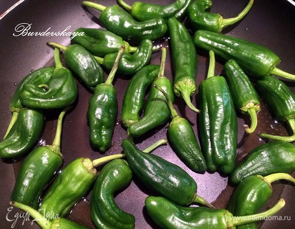 В большой сковороде с толстым дном разогреть оливковое масло, выложить перцы и периодически помешивая поджарить до образования корочки. Переложить на тарелку, застеленную бумажным  полотенцем, чтобы впиталось лишнее масло. Переложить на блюдо и посыпать сверху крупной морской солью. ENJOY !