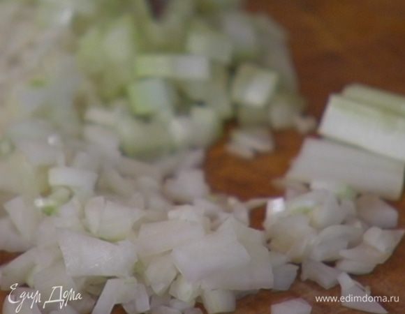 Сельдерей нарезать небольшими кусочками.