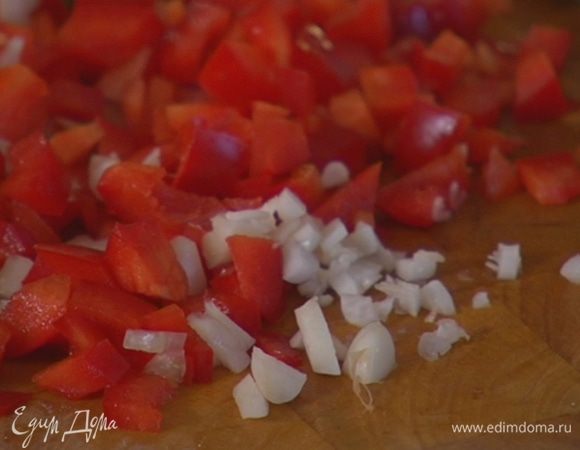 Сладкий перец, удалив семена, нарезать такими же кусочками.