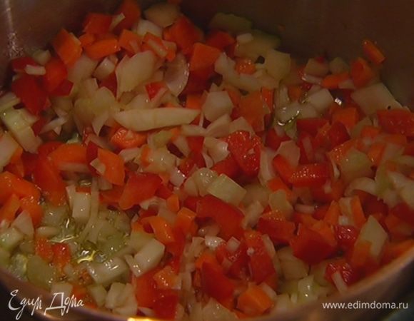 В тяжелой кастрюле разогреть 2 ст. ложки оливкового масла, выложить все овощи и обжаривать 5–7 минут, пока они не станут мягкими.