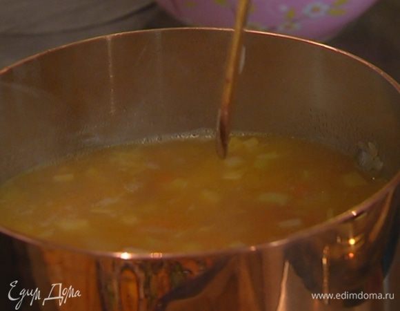 Рис промыть, добавить в кастрюлю к овощам, перемешать, залить горячей водой или бульоном и варить 10–12 минут.