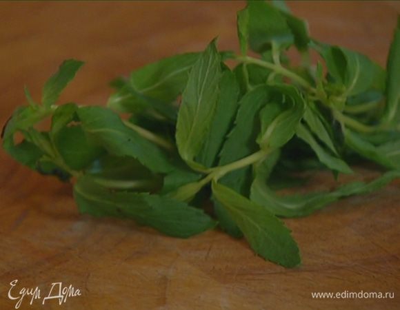 Мяту для маринада мелко порубить.