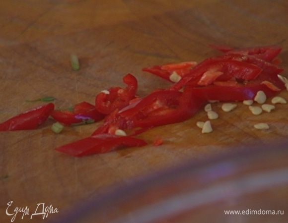 Перец чили, удалив половину семян, мелко порезать.