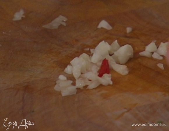 Чеснок почистить, раздавить плоской стороной ножа и мелко порубить.