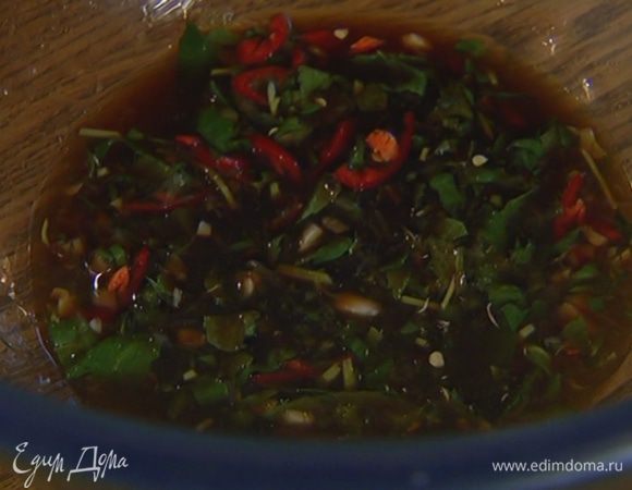 Приготовить маринад: в глубокой посуде соединить горсть листьев мяты, перец чили и чеснок, влить соус Nam Pla, соевый соус, добавить цедру и сок лаймов и перемешать.