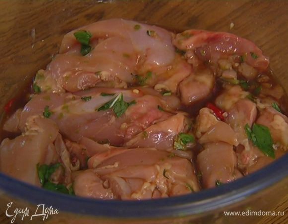 Куриное мясо вымыть, просушить и отправить в маринад. Все перемешать и оставить мариноваться минимум на полчаса.