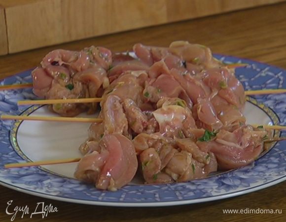 Замаринованное мясо промокнуть бумажным полотенцем, нарезать небольшими кусочками и нанизать на шпажки.