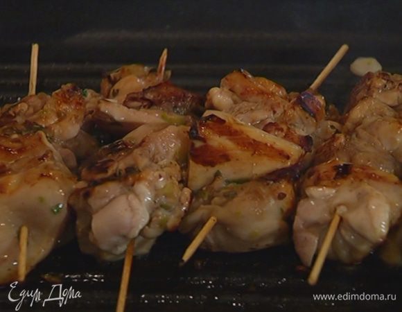 Разогреть сковороду-гриль, смазать ее кисточкой арахисовым маслом, выложить мясо на шпажках и жарить по 5–7 минут со всех сторон до готовности мяса.