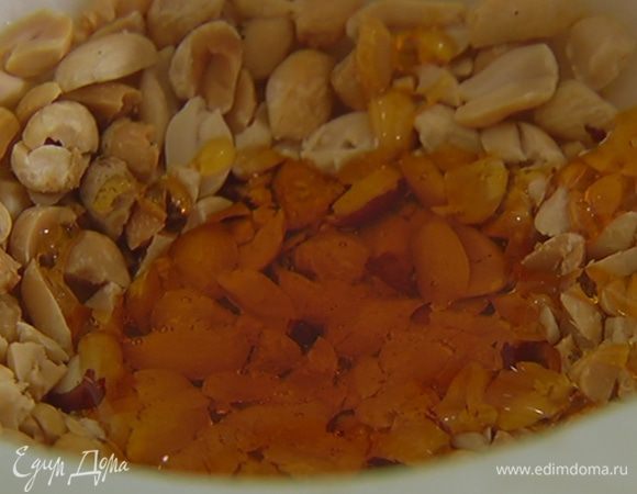 Приготовить соус: в ступку с арахисом влить сахарный сироп, рисовый уксус, соус Nam Pla и арахисовое масло, все перемешать.