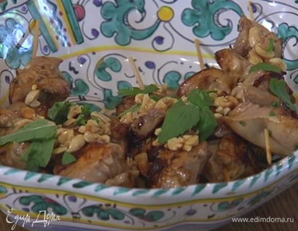 Обжаренное мясо полить соусом и посыпать мятой, порванной руками. В отдельной посуде подать оставшийся соус.