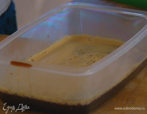 В кофе добавить сахар, перемешать и перелить в большой пластиковый контейнер. 