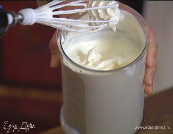Сливки взбивать блендером, пока они не загустеют, затем добавить сахарную пудру и взбить все в пышную массу (не перебить!).