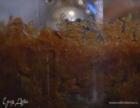 Застывший кофе измельчить в блендере.