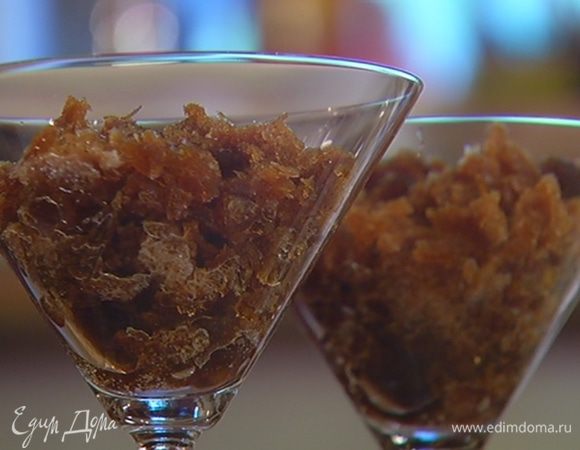 Измельченный кофе поместить в прозрачные бокалы и украсить взбитыми сливками.