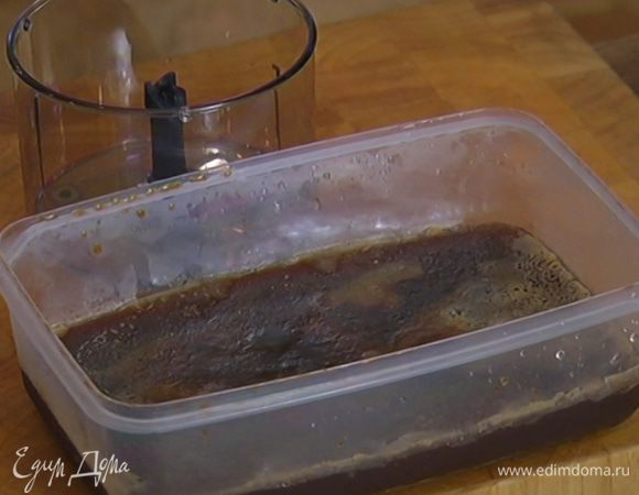 Отправить контейнер на 3–4 часа в морозильник.