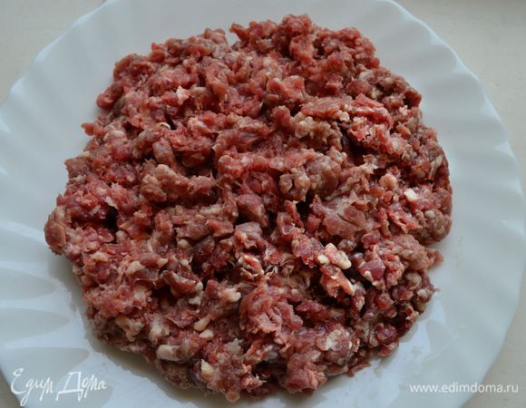 Подготовьте бараний фарш. Я использовала фарш из свежего рыночного мяса, средней жирности (лучше не брать слишком постный фарш).

