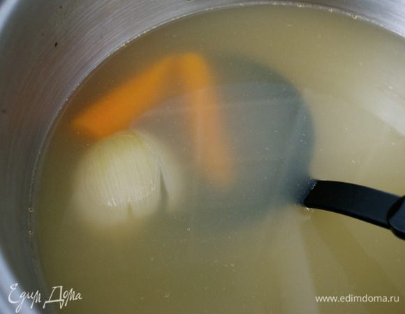 Первым делом подготовить бульон. Чаще всего я готовлю бульон по рецепту Ю.Высоцкой (из книги по детскому питанию...) Имеющиеся овощи (морковь, лук-порей, стебли сельдерея, сладкий перец - в общей сложности 500 г овощей) нарезать кубиками. Разогреть в кастрюле с толстым дном растительное масло и немного потомить в нем овощи, не позволяя овощам зажариться. Залить овощи горячей водой, добавить лавровый лист (перец горошком), любые пряные травы по желанию... Варить все около 30 минут. Готовый бульон процедить и использовать по необходимости. А если готового бульона у Вас нет, и времени готовить его тоже нет... А приготовить ризотто все-таки хочется, можно просто поставить на огонь кастрюлю с водой. Положить в нее очищенные и нарезанные морковь, лук, сельдерей и готовить минимум минут 20. Затем можно сразу использовать для приготовления ризотто!   