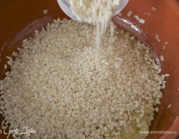 Высыпать к луку сразу весь рис. Рис предварительно не промывать.