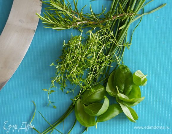 Имеющиеся у Вас свежие травки (подойдет все, что у Вас найдется! Интересно, что вкус ризотто очень тонко меняется в зависимости от набора используемых пряных трав...можно взять и шалфей и душицу) вымыть и обсушить. Нарезать, измельчить травки как можно мельче! (я использую нож-полумесяц)