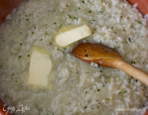 Готовое ризотто снять с огня и сразу положить оставшееся масло (20 г), перемешать. Добавить тертый сыр пармезан. Снова перемешать. Подавать сразу же!  