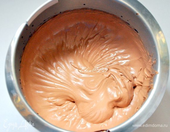 Шоколад растопить в микроволновке, добавить масло. Можно все вместе растопить на водяной бане до однородного состояния. Дать остыть. 
Пока шоколадная масса остывает. яйца взбить с сахаром в крем.Затем в яичную массу добавить шоколад с маслом. Перемешать. Добавить  молоко и перемешать.
Добавить к смеси муку и щепотку соли и какао. Затем добавить миндальную муку или молотый миндаль. Если тесто густое очень можно добавить еще молока и взбить. 
Тесто должно быть по консистенции. как густая сметана. 