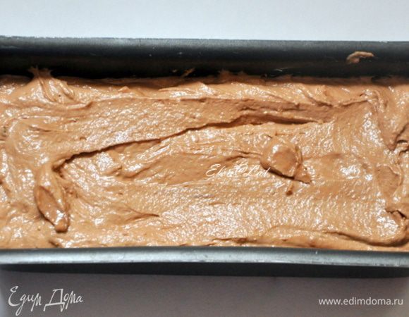 Прямоугольную форму смазать маслом и присыпать мукой или какао. Выложить в форму тесто. 