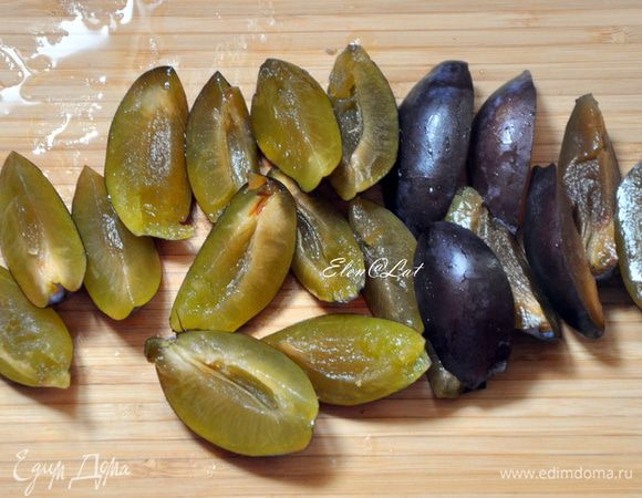 Теперь сливы: Для этого разрезать сливы на две половинки, вытащить косточку и разрезать еще каждую половинку на еще одну. 
