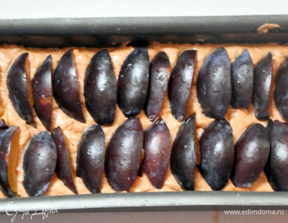 Четвертинки слив выложить на тесто. Кладите слив больше, мой совет)
